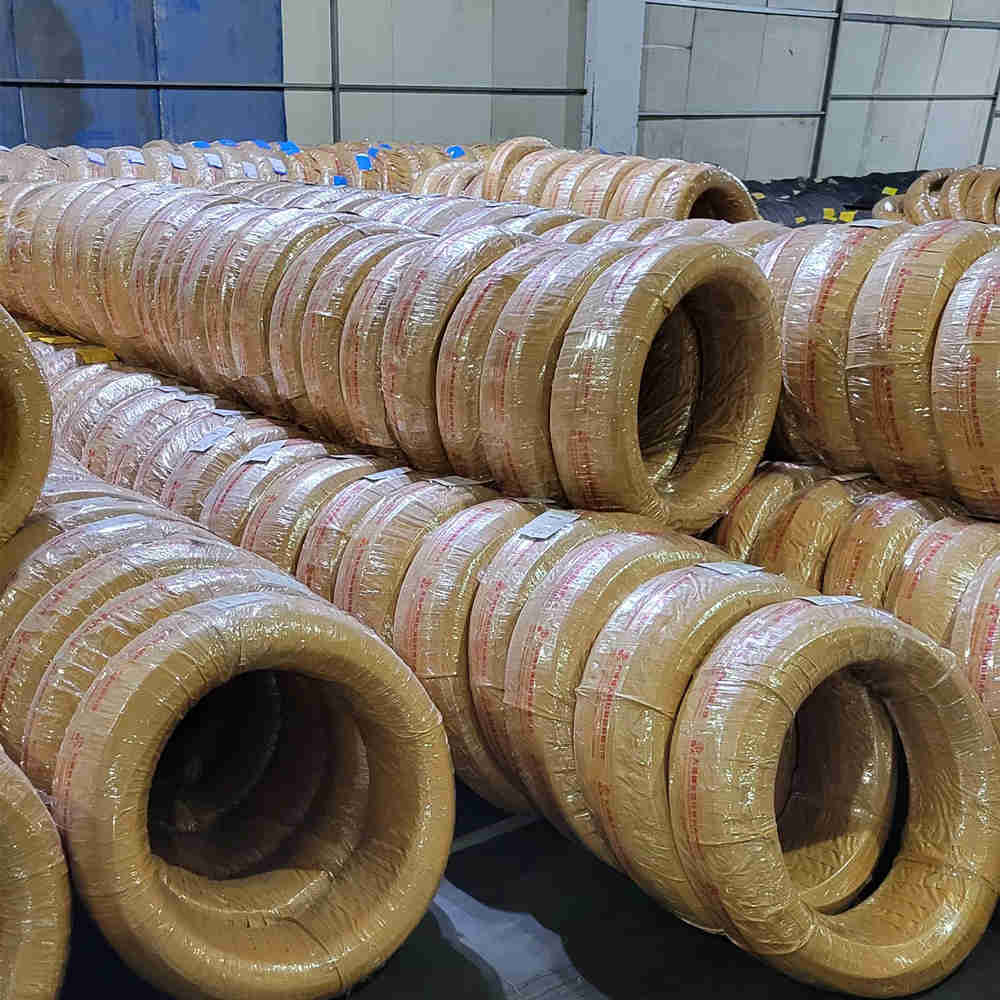 کالا در انبار یکی پس از دیگری حمل می شود
